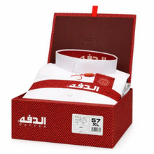 Lade das Bild in den Galerie-Viewer, White Daffah men’s summer thobe displayed in its branded red box, featuring a stand collar and cuff link sleeves.