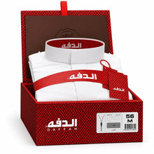 Lade das Bild in den Galerie-Viewer, White Daffah men’s thobe with a stand collar, concealed zipper closure, and long sleeves with flat cuffs, displayed in its branded red box.