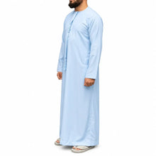 Lade das Bild in den Galerie-Viewer, Men’s light blue Emirati kandura with traditional front tassel – side view
