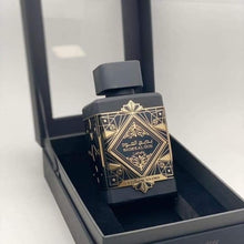 Load image into Gallery viewer, Perfume bottle and packaging of Badee Al Oud Oud for Glory by Lattafa
